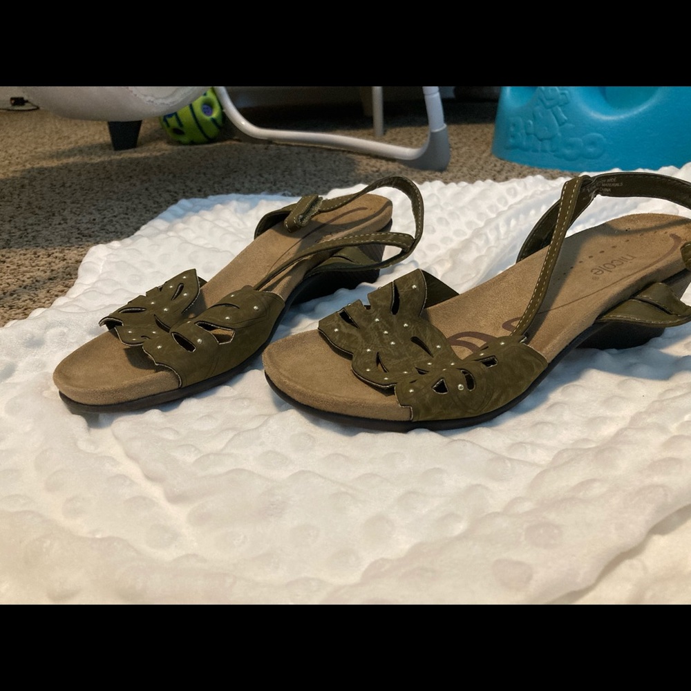 Small wedge, wide sandal